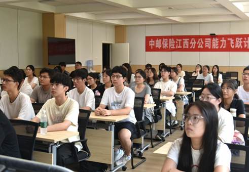 一群人在餐厅里AI 生成的内容可能不正确。